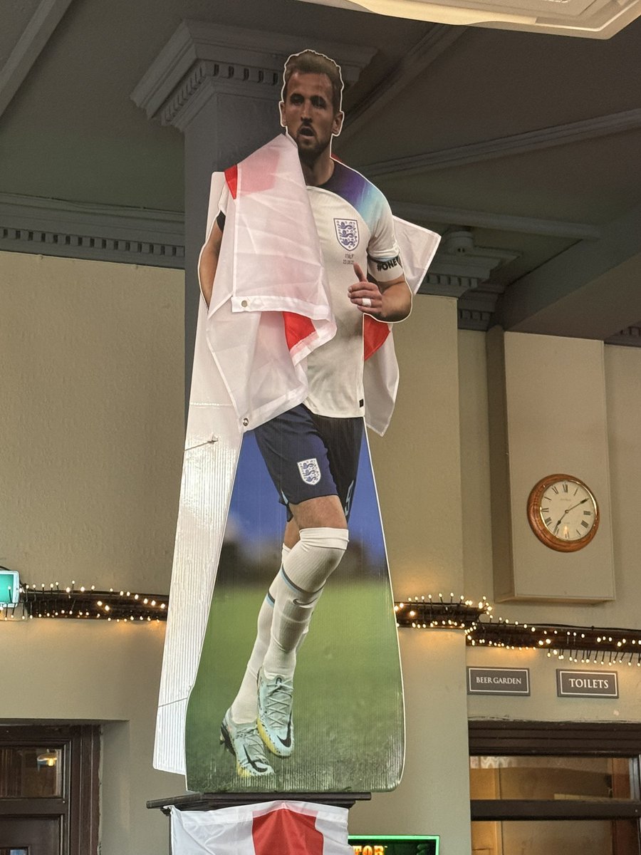 mattkelcher's tweet photo. Where better to watch the #England game than in the @RoyaloakNW10 I’m #Harlesden and #KensalGreen? https://t.co/A2kBRADYLb