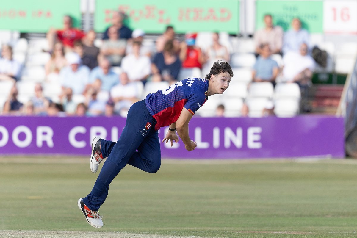 EssexCricket's tweet photo. Charlie Bennett and Shane Snater have the ball in hand here in Chelmsford! ⚡️

#ESSvSUR MatchZone ➡️ https://t.co/5IiPYjGg9y

Surrey 26-0 after 2 overs.
🦅 #EaglesRise https://t.co/xdbau0tFFV