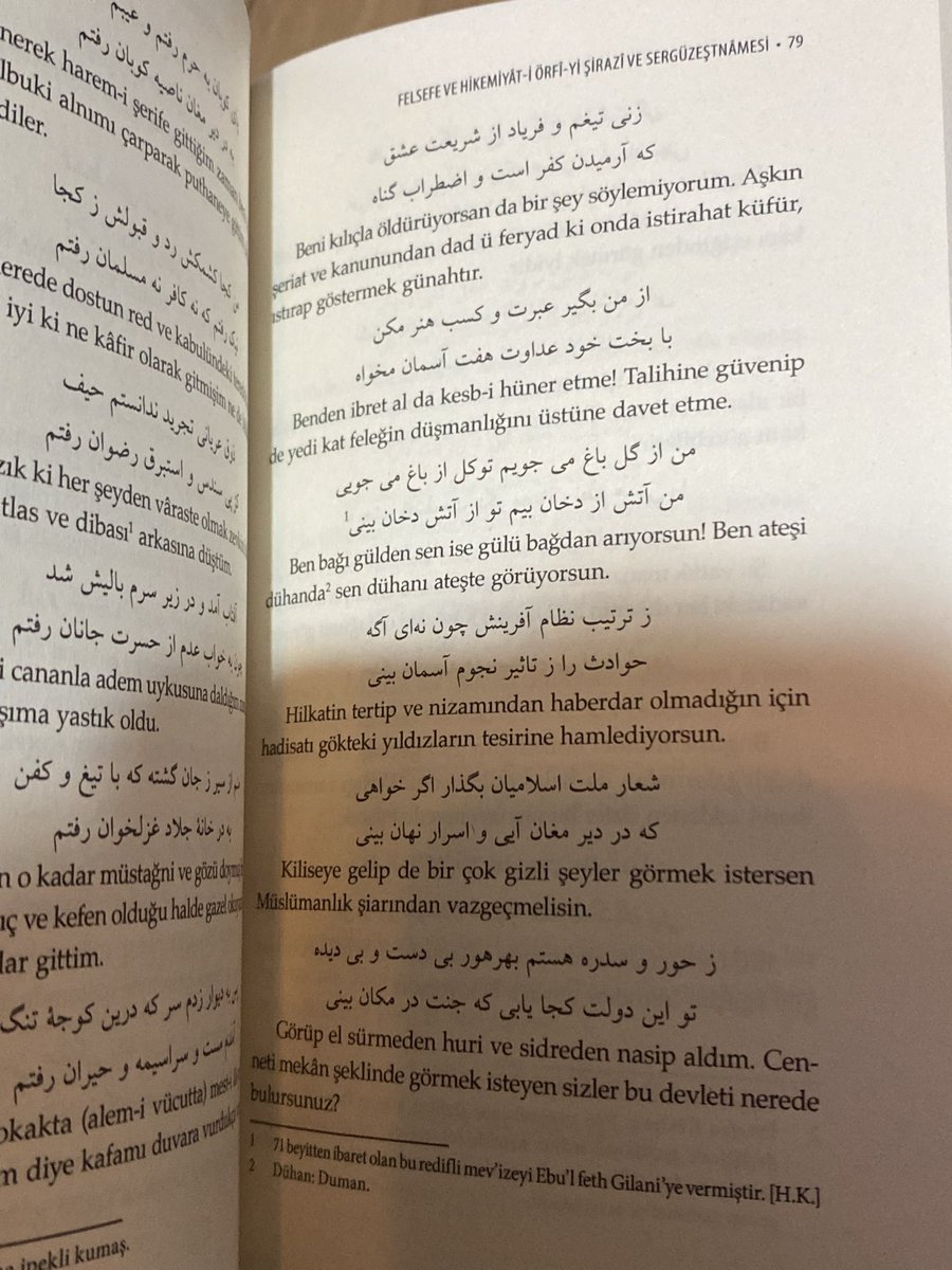 kuche_rindan's tweet photo. Hulusi Karadeniz'in Örfî-yi Şirazî, Bîdil-i Dihlevî ve Sâib-Tebrizî'den yaptığı intihap ve tercümelerden oluşan eserler eline ulaştı. Kitapta Farsça beyitler ve tercümeleri bir arada yer almakta, Farsça çalışanlar için mukayeseli okuma fırsatı sunmaktadır. @buyuyenay https://t.co/yrEZTxokvH