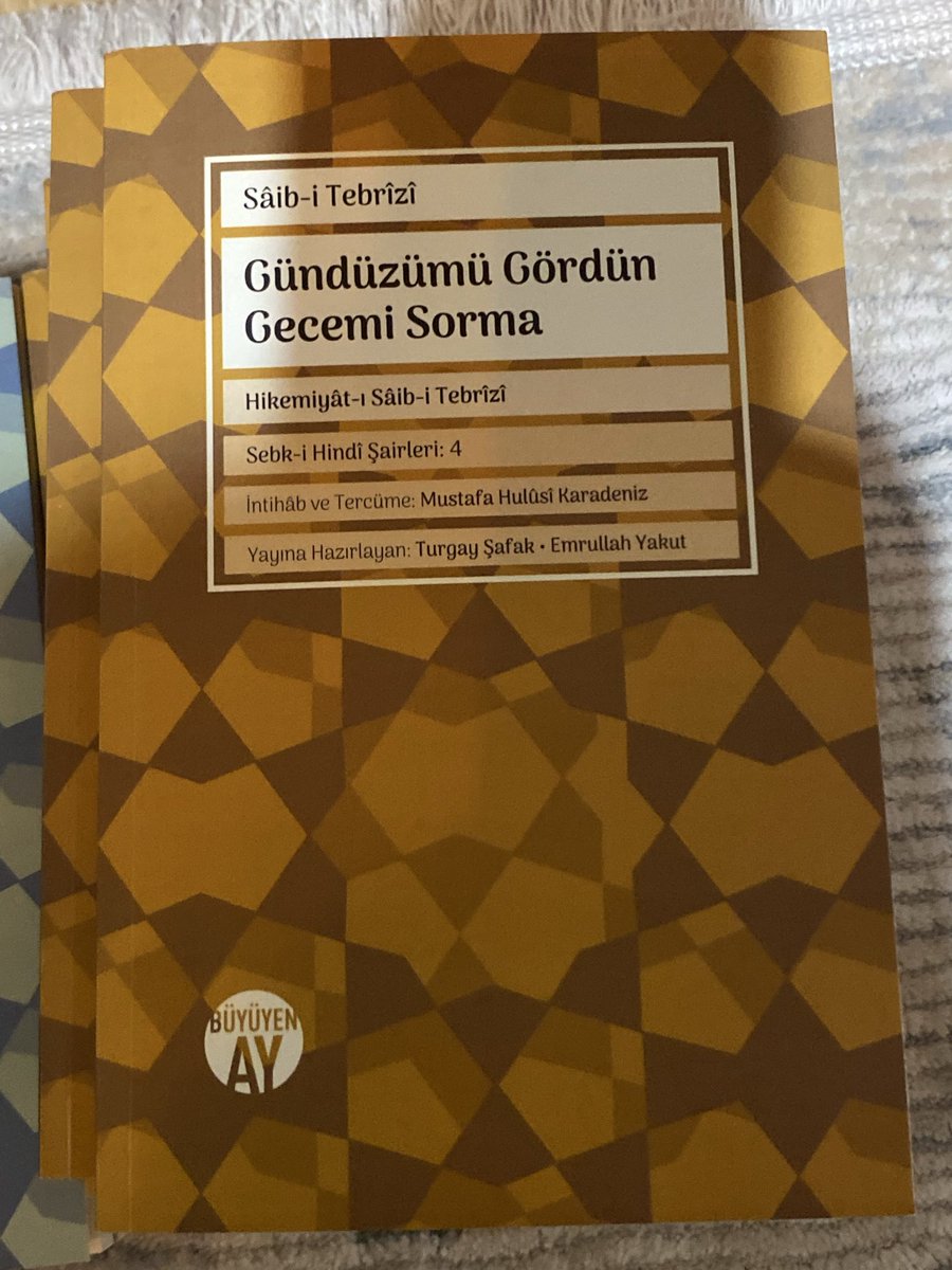 kuche_rindan's tweet photo. Hulusi Karadeniz'in Örfî-yi Şirazî, Bîdil-i Dihlevî ve Sâib-Tebrizî'den yaptığı intihap ve tercümelerden oluşan eserler eline ulaştı. Kitapta Farsça beyitler ve tercümeleri bir arada yer almakta, Farsça çalışanlar için mukayeseli okuma fırsatı sunmaktadır. @buyuyenay https://t.co/yrEZTxokvH