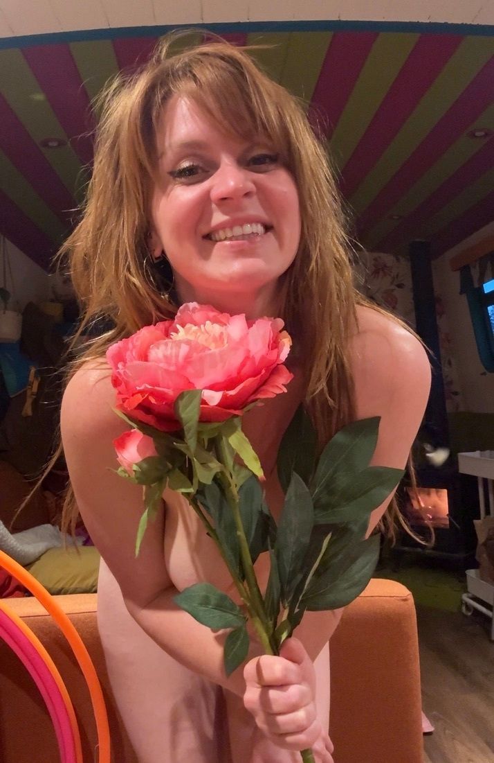 barebumboaty's tweet photo. Day 8 of Being Nude-venturous

What is your caption for these photos write in the comments - and yes, 'punny' are of course welcome!

I’ll settle on ‘Flower Power’ for this moment

#naturism #noodisgood #widebeam #boatlife #nudist https://t.co/JtFQbNZF7E