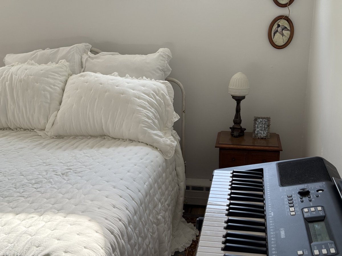 marybethgrace's tweet photo. bedroom of a 27 year old woman https://t.co/WCUbbKqfax