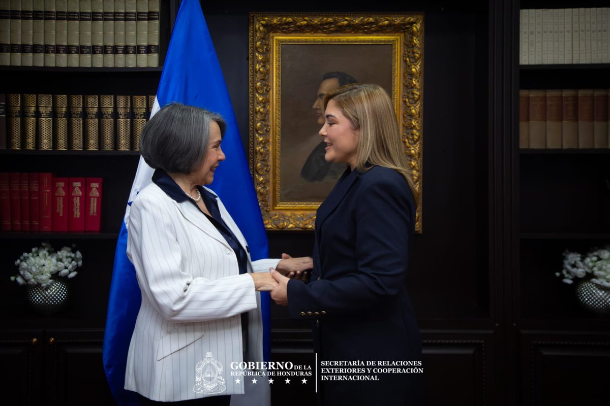 CancilleriaHN's tweet photo. 🇭🇳 🇪🇸 𝗝𝘂𝗿𝗮𝗺𝗲𝗻𝘁𝗮𝗻 𝗮 𝗔𝗻𝗮 𝗣𝗮𝗼𝗹𝗮 𝗛𝗮𝗹𝗹 𝗰𝗼𝗺𝗼 𝗻𝘂𝗲𝘃𝗮 𝗘𝗺𝗯𝗮𝗷𝗮𝗱𝗼𝗿𝗮 𝗱𝗲 𝗛𝗼𝗻𝗱𝘂𝗿𝗮𝘀 𝗲𝗻 𝗘𝘀𝗽𝗮ñ𝗮

La Secretaria de Relaciones Exteriores y Cooperación Internacional de Honduras, 
𝐌𝐢𝐫𝐞𝐲𝐚 𝐀𝐠ü𝐞𝐫𝐨, 𝐣𝐮𝐫𝐚𝐦𝐞𝐧𝐭ó 𝐚 𝐀𝐧𝐚 𝐏𝐚𝐨𝐥𝐚 𝐇𝐚𝐥𝐥, 𝐜𝐨𝐦𝐨 𝐥𝐚 𝐧𝐮𝐞𝐯𝐚 𝐄𝐦𝐛𝐚𝐣𝐚𝐝𝐨𝐫𝐚 𝐏𝐥𝐞𝐧𝐢𝐩𝐨𝐭𝐞𝐧𝐜𝐢𝐚𝐫𝐢𝐚 𝐚𝐧𝐭𝐞 𝐞𝐥 𝐑𝐞𝐢𝐧𝐨 𝐝𝐞 𝐄𝐬𝐩𝐚ñ𝐚. El acto protocolario marca el inicio de una nueva gestión diplomática orientada a estrechar los lazos históricos entre ambas naciones.

La Embajadora Hall, llega a territorio español con una agenda de trabajo enfocada en dar continuidad y fortalecer las relaciones bilaterales. Entre los ejes estratégicos prioritarios de su gestión se encuentran áreas clave para el desarrollo social y económico, tales como educación, salud, seguridad, infraestructura, turismo y medio ambiente.

Un componente central de su misión diplomática será la atención integral a la comunidad migrante hondureña. Durante su toma de posesión, la Embajadora Hall expresó su firme compromiso de trabajar activamente por sus compatriotas en el extranjero, asegurando que cada ciudadano reciba el respaldo institucional y la asistencia necesaria en temas migratorios a través de la red de consulados en el país europeo.