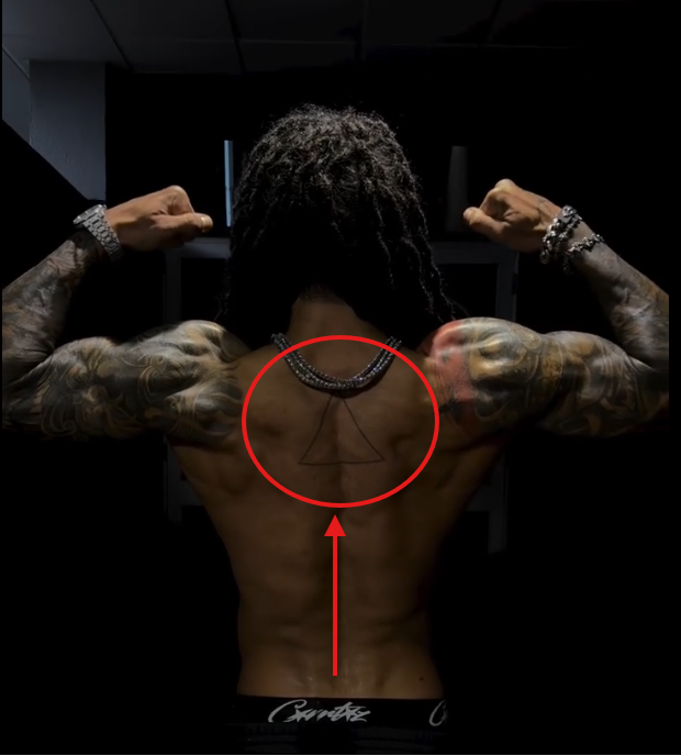 trapcit0u's tweet photo. 🚨 Matuê revela que sua primeira tatuagem foi feita porque era a única que cabia no orçamento.

Após um fã perguntar o significado da tatuagem de triângulo, o rapper respondeu:

"Man essa foi minha primeira tatuagem eu tinha 100 conto pra fazer, só deu pra fazer isso 😂" https://t.co/ttmQWFZ09z