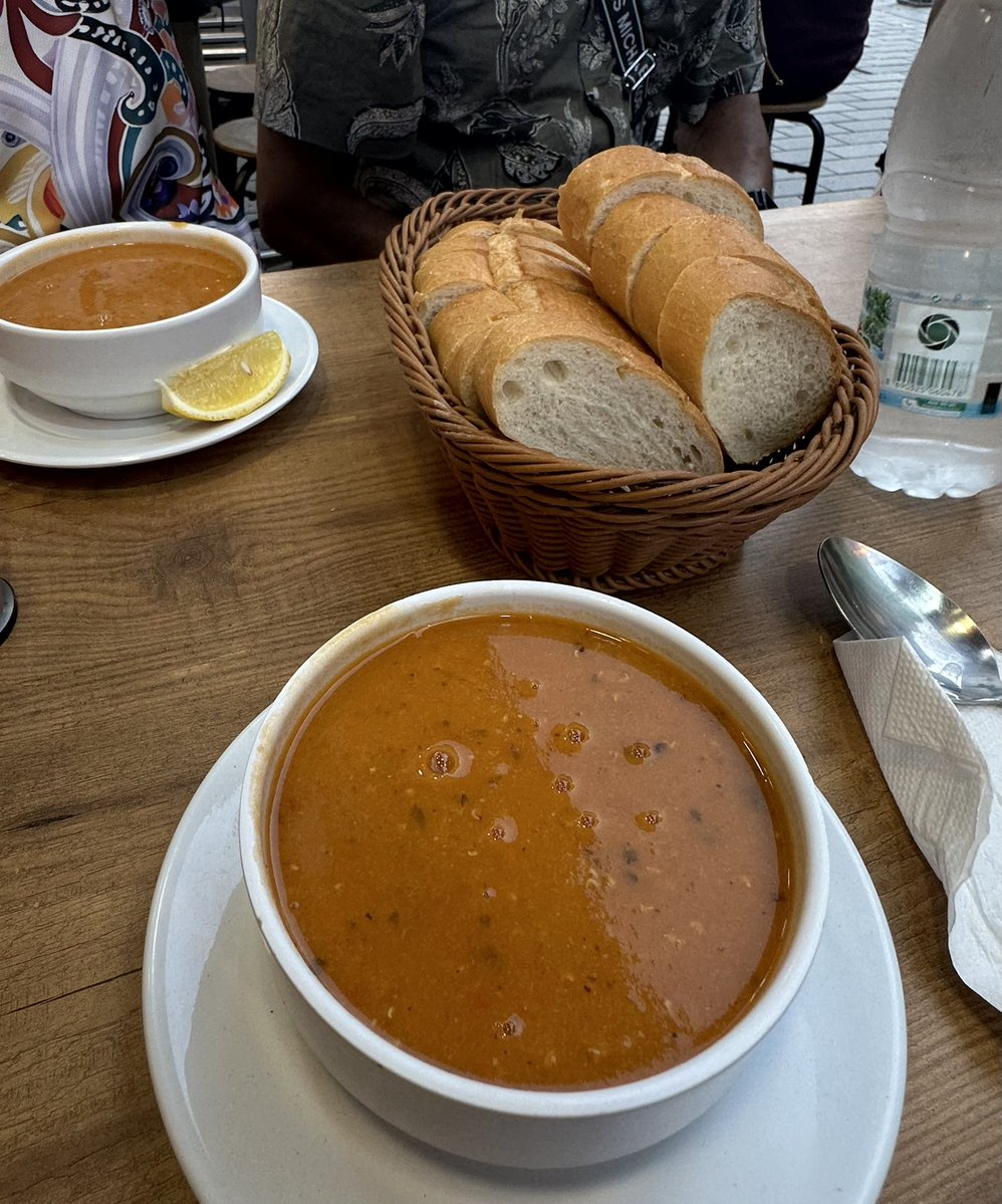flexonthefluxxx's tweet photo. Jour 2 à Istanbul. J’aime trop la vibe de cette ville mdr. Et tu peux finalement trouver des trucs pas si chère que ça niveau bouffe. https://t.co/iUIBwW3Fjr