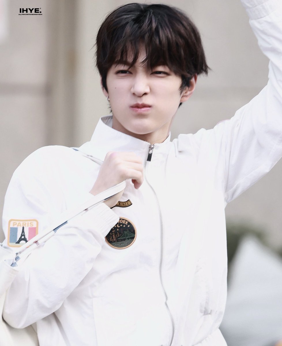 saengsseongui's tweet photo. #KEONHO has the prettiest feminine features https://t.co/QzcxdEMT7v
