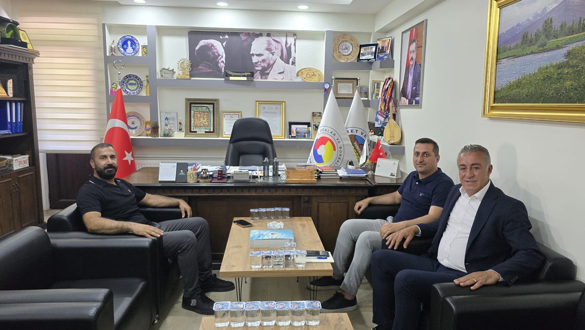 TUNCELITSO's tweet photo. 📍 Tunceli Ticaret ve Sanayi Odası

Elazığ Ticaret ve Sanayi Odası Meclis Üyeleri ve TOBB Delegeleri Sayın Cihan Erez ve aynı zamanda odamız üyesi Sayın Faysal Kıyal, Odamızı ziyaret etti.

Yönetim Kurulu Başkanımız Hasan Hüseyin Coşkun'un ev sahipliğinde gerçekleşen ziyarette, yeni hizmet binamızın yapım sürecine sağlayacakları kıymetli destekleri ifade eden konuklarımızla, iki Oda arasında önümüzdeki dönemde geliştirilebilecek iş birliği olanakları üzerine karşılıklı görüş alışverişinde bulunuldu.

Nazik ziyaretleri ve Odamız Yeni Hizmet Binasının yapım sürecinde verecekleri değerli destekleri dolayısıyla Sayın Cihan Erez ve Sayın Faysal Kıyal'a, Odamız Meclisi ve Yönetim Kurulu adına teşekkür eder, iş birliğimizin artarak devam etmesini temenni ederiz. 🤝
@hasanmurats
#işbirliği
#memleket
#hemşeri