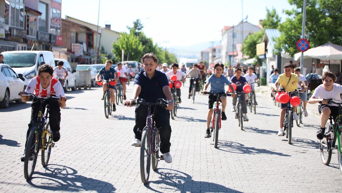 gsb_vartogm's tweet photo. Pedallar Sağlık ve Dayanışma İçin Çevrildi! ​🚴‍♂️ 

​İlçemizde düzenlenen "Sosyal Sorumluluk Festivali - Bisiklet Sürme Etkinliği"ne Varto Gençlik Merkezi olarak katılım sağladık.​🚴‍♂️ 🙋‍♂️

Organizasyona katılan ve pedallarıyla destek veren gençlerimize teşekkür ediyoruz. 😊

#GSBGM https://t.co/whYkKbrRZV