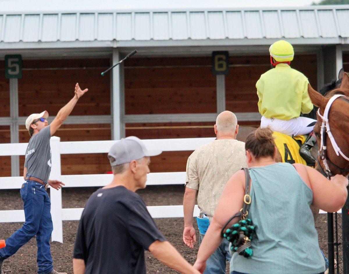 JimmyNeubs's tweet photo. A little valet and gate crew action @HorsemensPark  Day 1 https://t.co/rTOOgXqyl7