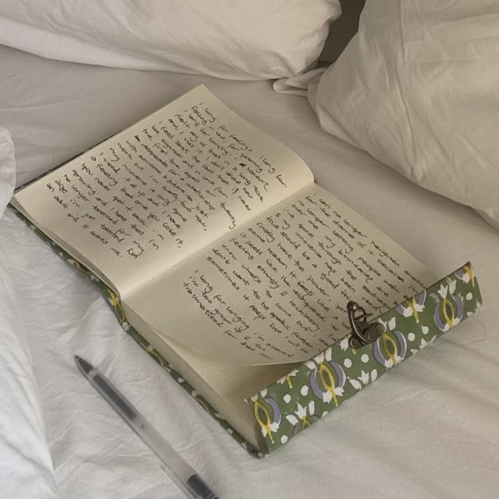 yoursreche's tweet photo. “i long for feelings, i long for falling in love (…) long for longing im too growing up &amp; too traumatised” la nueva biblia https://t.co/exdIb41XH3