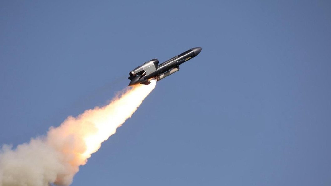 MarioNawfal's tweet photo. 🇷🇺🇺🇦 Russia says it intercepted a long-range ballistic missile over the Moscow region.

High-altitude intercepts by S-300/400 systems, combined with a large impact crater, point to something far faster and higher-flying than a drone or cruise missile.

The Kremlin believes it was likely Ukraine testing its new FP-9 ballistic missile.

If true, Kyiv is taking another step toward striking deep inside Russia with domestically developed ballistic weapons.

Source: Reuters / Writer: Claudio