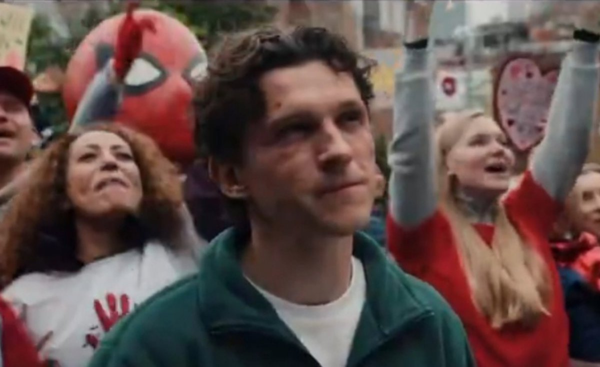 Tobey_MCU's tweet photo. HAAAAAAA PETER QUI ASSISTE A UNE PARADE DE SPIDER-MAN 🥹 https://t.co/yNpOGTpMY2