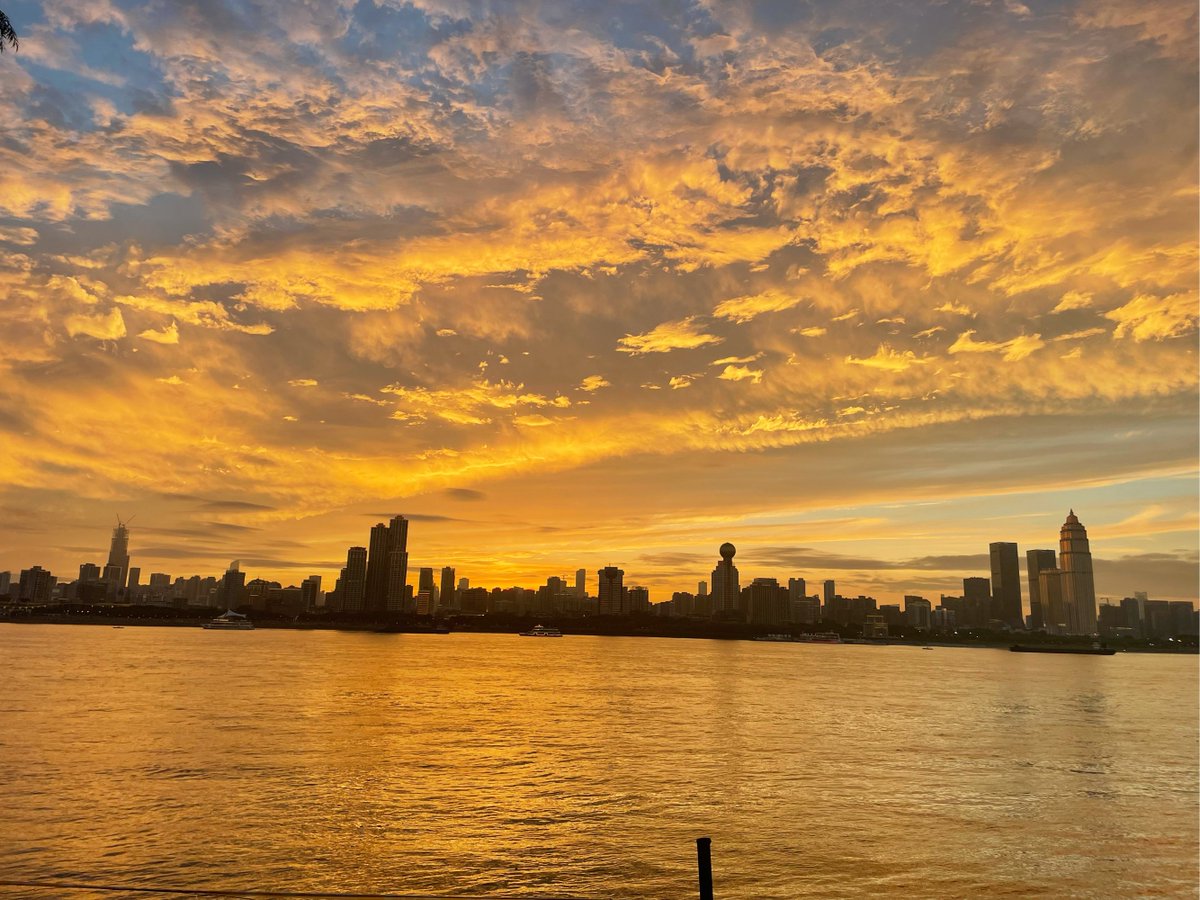 bjs0403's tweet photo. Just tried that new rooftop coffee spot—sipping cold brew with skyline views at sunrise This is the refresh I didn’t know I needed. https://t.co/X1Cmnx26nx