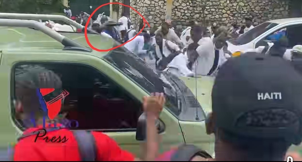 REALITEINFO1's tweet photo. Un étudiant en médecine a été blessé par balle ce mercredi lors d'une manifestation exigeant la réouverture de l'Hôpital général. Les protestataires accusent un policier, qui circulait à bord de son véhicule, d'avoir ouvert le feu contre les manifestants. Cet incident ravive les inquiétudes sur le recours à la force lors des mouvements sociaux et accentue les tensions autour de la crise du système de santé en Haïti.
#REALITEINFO1
@citoyendidier 
@PrimatureHT 
@pnh_officiel @MsppOfficiel