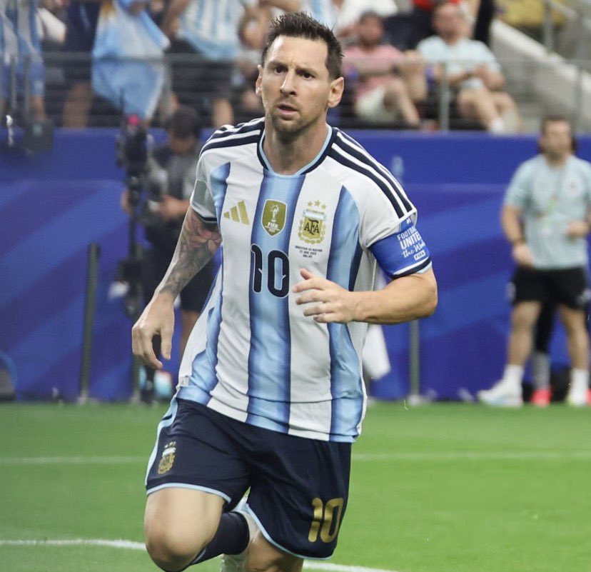 CaptnUson's tweet photo. The Golden boot Race Is Heating Up

MESSI ⚽️⚽️⚽️⚽️⚽️⚽️
MBAPPE ⚽️⚽️⚽️⚽️⚽️⚽️

HAALAND ⚽️⚽️⚽️⚽️⚽️
KANE          ⚽️⚽️⚽️⚽️⚽️

VINI JNR ⚽️⚽️⚽️⚽️
DEMBELE ⚽️⚽️⚽️⚽️

Who’s winning the golden boot https://t.co/naRpZjNsGD
