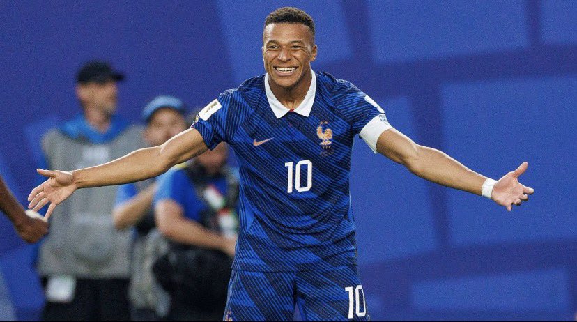 CaptnUson's tweet photo. The Golden boot Race Is Heating Up

MESSI ⚽️⚽️⚽️⚽️⚽️⚽️
MBAPPE ⚽️⚽️⚽️⚽️⚽️⚽️

HAALAND ⚽️⚽️⚽️⚽️⚽️
KANE          ⚽️⚽️⚽️⚽️⚽️

VINI JNR ⚽️⚽️⚽️⚽️
DEMBELE ⚽️⚽️⚽️⚽️

Who’s winning the golden boot https://t.co/naRpZjNsGD