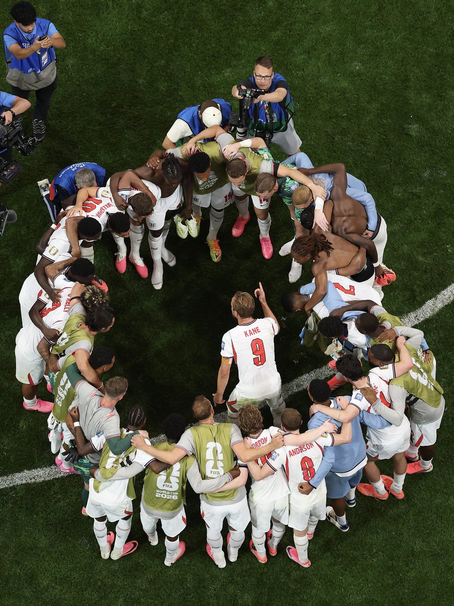iMiaSanMia's tweet photo. 📸🏴󠁧󠁢󠁥󠁮󠁧󠁿 Iconic photos https://t.co/AawTdvIRNN