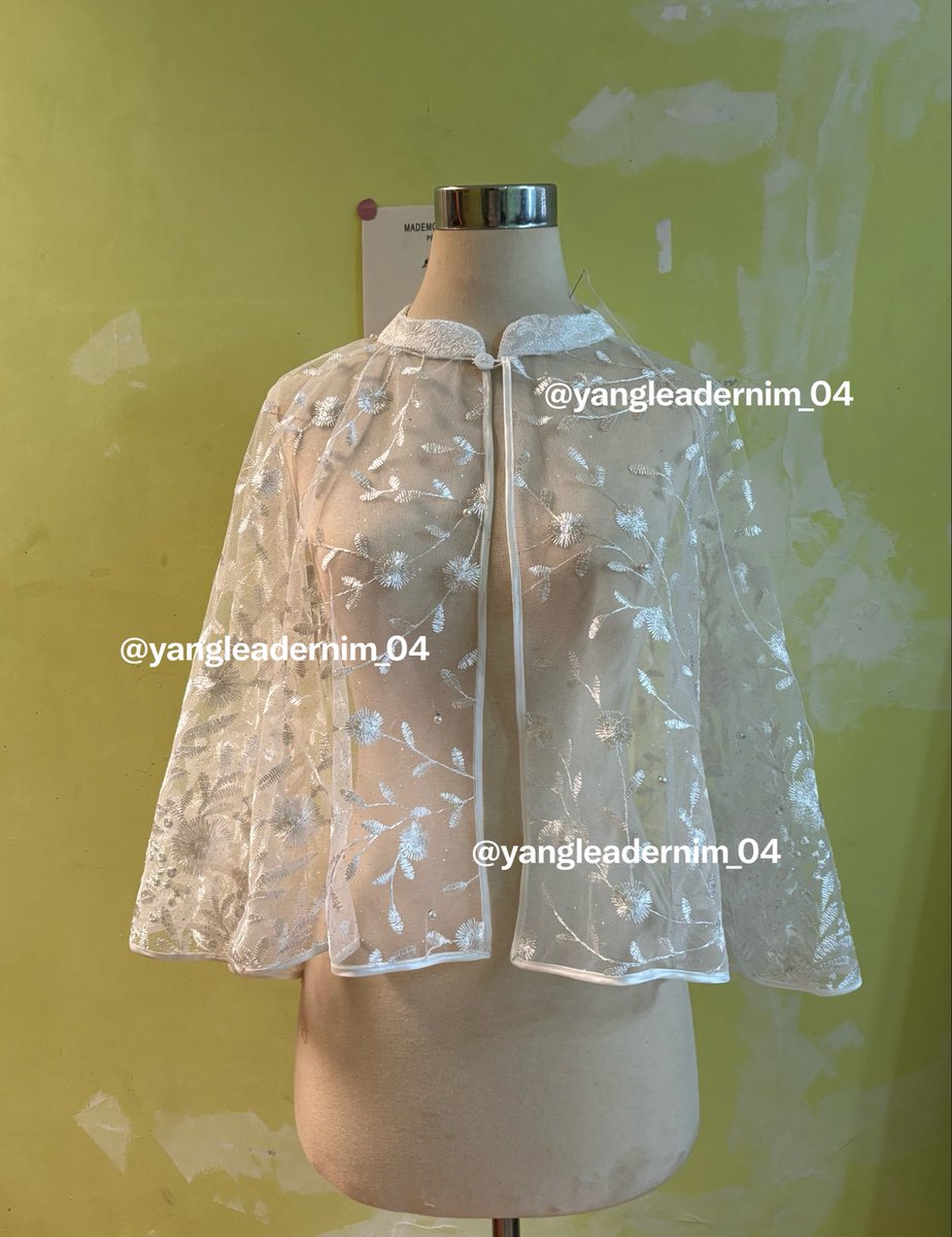 yangleadernim_4's tweet photo. Liat lucu lucu kan, pic pertama ada vest, kedua ada kemeja bukaan polo kerah rebah, obi belt dan celana. Ketiga itu rok double layer full lingkaran dan pic terakhir cape/jubah.  Ini tujuannya bukan untuk daily tapi kostum dengan pengerjaan semi butik jadi embellishment nya tinggi https://t.co/ezqGRAmcth