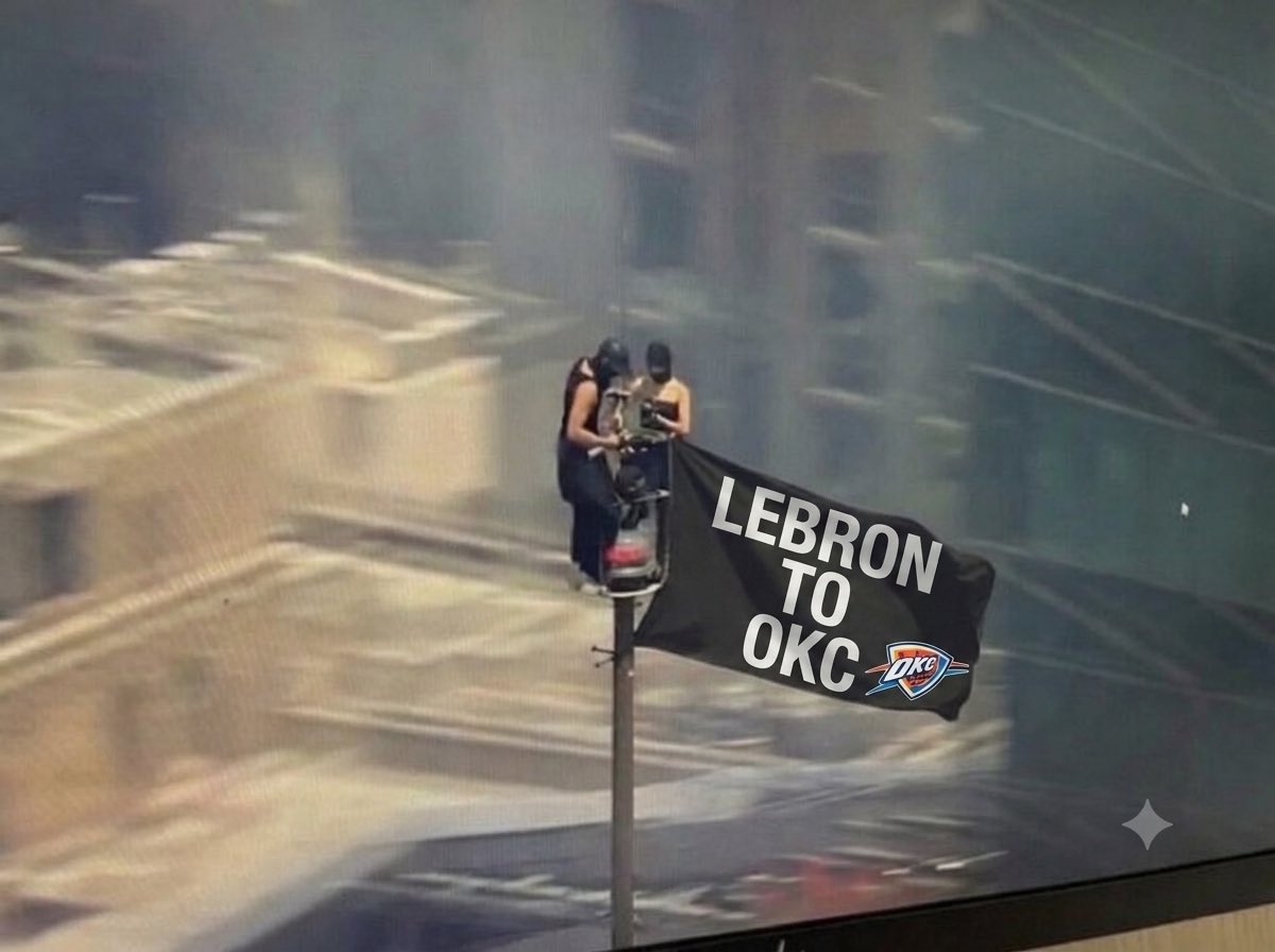 okcclips's tweet photo. shoutout the people who climbed the Empire State Building Building https://t.co/Xx6bhJa4lW