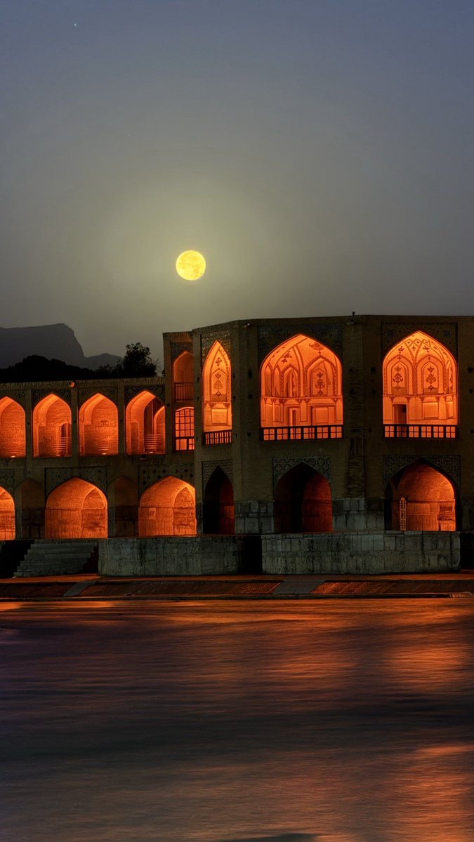 PanahiSaied's tweet photo. Gestern Abend, Khaju-Brücke und Zayandeh-Straße
#Iran https://t.co/xGDgyLcR4U
