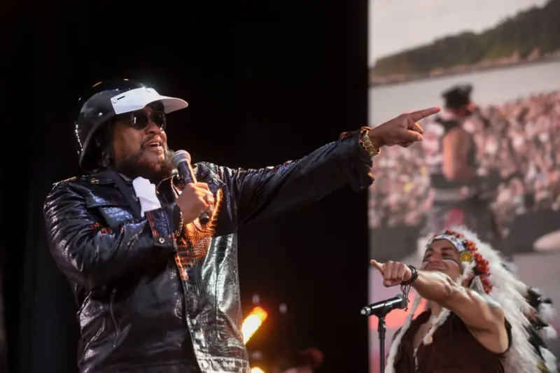 NewsReportMx's tweet photo. 📰⚡ Últimas del día
🕊️👮‍♂️Fallece Victor Willis, voz de Village People
El mundo de la música despide a Victor Willis, vocalista de Village People, quien fallece a los 74 años 🎶💔. 

Su legado marcó una era del disco con himnos que se volvieron parte de la cultura pop global.

🎬 Messi sorprende en video de Spider-Man
Lionel Messi aparece en un video promocional de Spider-Man 🕷️🔥, generando un crossover viral entre el deporte y la cultura pop que ya domina redes sociales.

#Pop #Entretenimiento
