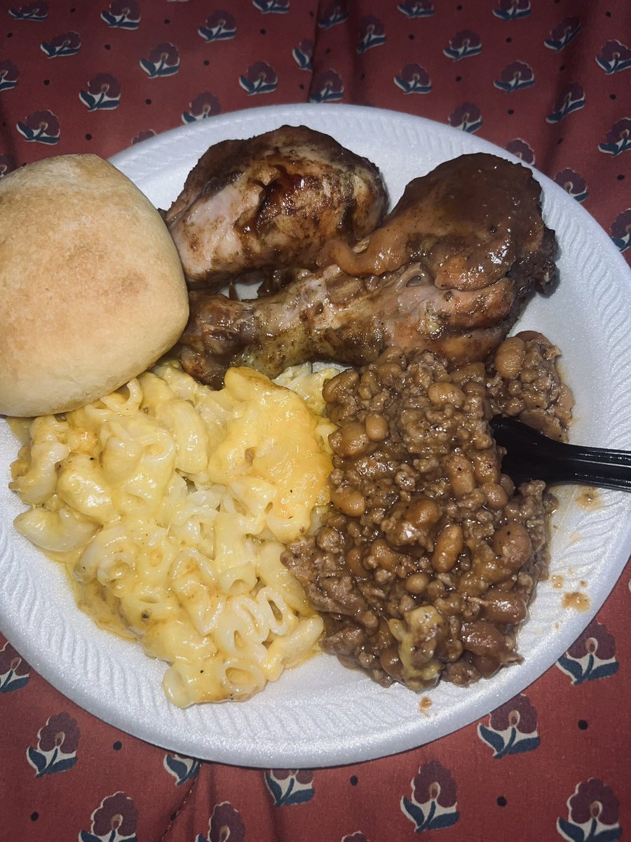 theselenafaye's tweet photo. I been in the kitchen!! 🍗🌽🥬🤎 https://t.co/jU4iTE81cc