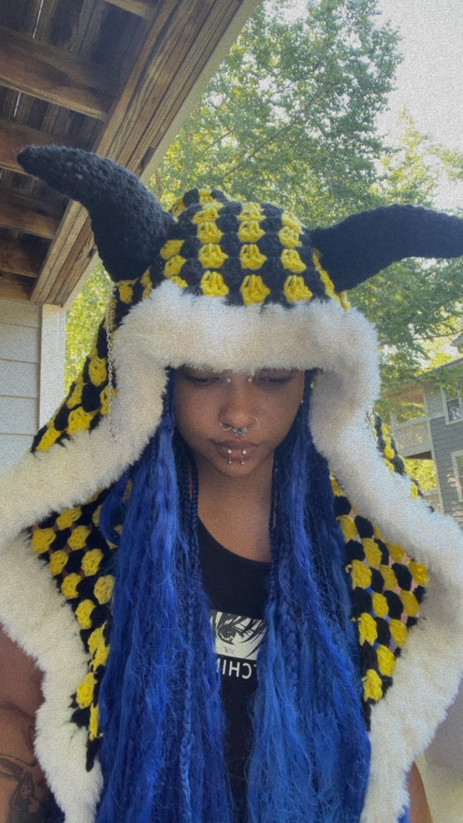 rufflesandpuffl's tweet photo. I call her, Hufflepuff 🖤💛 the new edition to my hood collection 🔥 and oh my goooddd I’m so sorry I haven’t been posting, depression kicking my ass and i finally have my first therapy appointment next week, been without it 2 months so a bitch bout to be right back on track 🤭 https://t.co/Bk4jqjjnAa