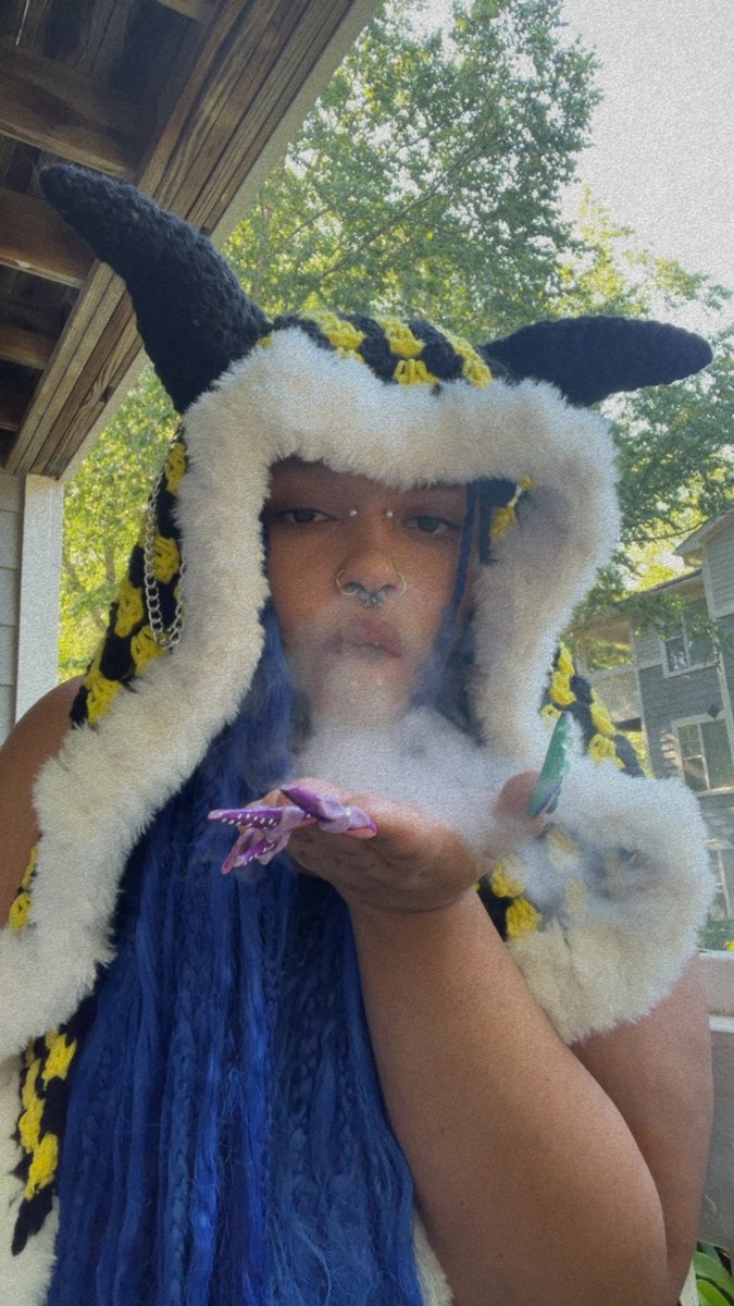 rufflesandpuffl's tweet photo. I call her, Hufflepuff 🖤💛 the new edition to my hood collection 🔥 and oh my goooddd I’m so sorry I haven’t been posting, depression kicking my ass and i finally have my first therapy appointment next week, been without it 2 months so a bitch bout to be right back on track 🤭 https://t.co/Bk4jqjjnAa