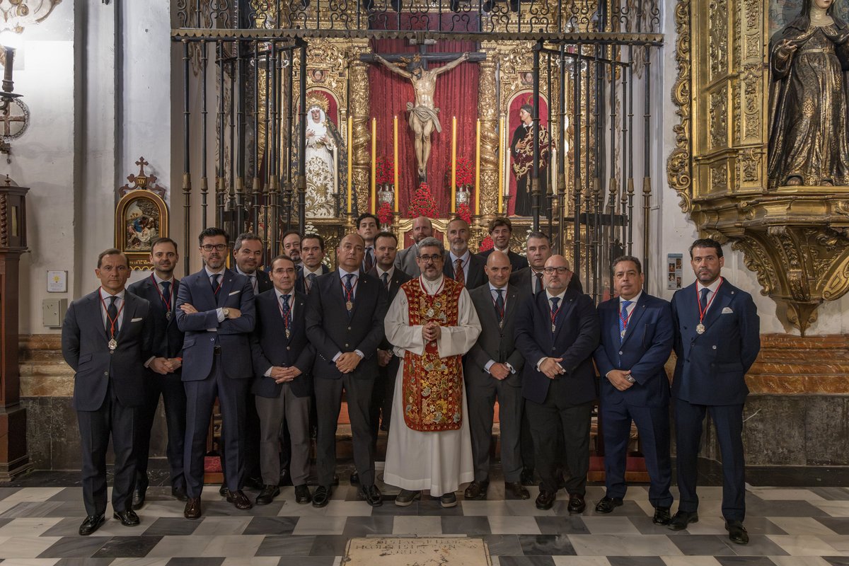 Hdad_Calvario's tweet photo. 𝐓𝐨𝐦𝐚 𝐝𝐞 𝐩𝐨𝐬𝐞𝐬𝐢𝐨́𝐧 |
Ayer tomó posesión la nueva Junta de Gobierno de La Hermandad.
Tras la celebración de la Santa Misa, compartimos un agradable momento de convivencia, acompañados por numerosos hermanos . https://t.co/QTOiZfYCbG