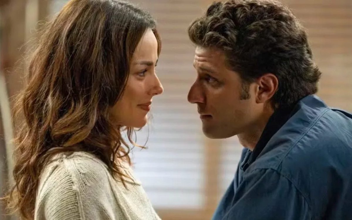 forumeplay's tweet photo. A segunda fase de #QuemAmaCuida começa na próxima segunda-feira (6) com uma grande reviravolta: após a passagem de tempo, Pedro (Chay Suede) retorna ao Brasil casado com Bruna (Nanda Marques), sua ex-namorada.

A mudança acontece depois que Adriana (Letícia Colin) rompe os laços com o advogado e o impede de visitá-la na prisão. No exterior, Pedro reencontra Bruna, os dois se casam e voltam ao país para morar na casa de Carmita (Deborah Evelyn), dando início a novos conflitos na trama.

🗞 Carla Bittencourt