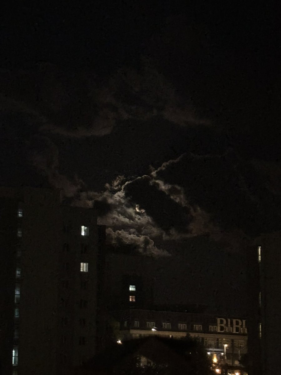 chillinareah's tweet photo. the moon tonight is pizdec bright guys!! https://t.co/lnCRwRAR0P