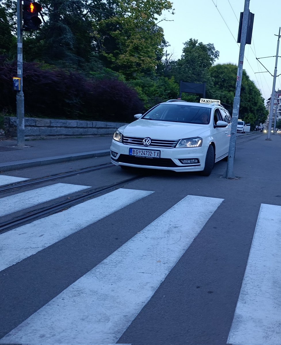 bora85's tweet photo. @prijavi_problem Svaki dan neki taksista "kampuje" na šinama na vrhu Pariske ulice u visini sa knez Mihajlovom. https://t.co/SizGDpWxbm