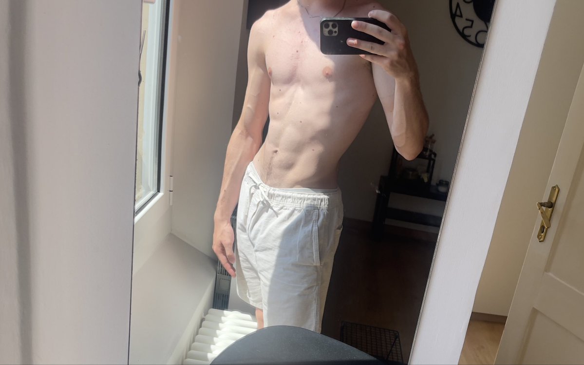 sach3rtorte's tweet photo. finally back to my fav mirror https://t.co/oj3H4pGVID