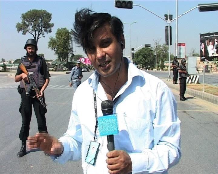 javerias's tweet photo. When Arshad was in his early thirties, he was already making his mark as a young journalist. We loved and missed you Arshad Sharif.💔🙌🇵🇰
#justiceforarshadsharif https://t.co/Qqj0JA1NY8