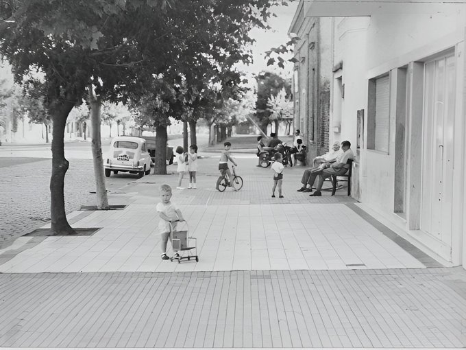 victorfyt's tweet photo. Así se vivía la primavera y el verano cuando yo era chico.
Me pasaba todo el día en la calle jugado a las bolitas, el fútbol y los autitos, y mi vieja me llamaba sólo para almorzar y cenar.
Los jubilados tomaban la fresca. https://t.co/job0MKV3Xf