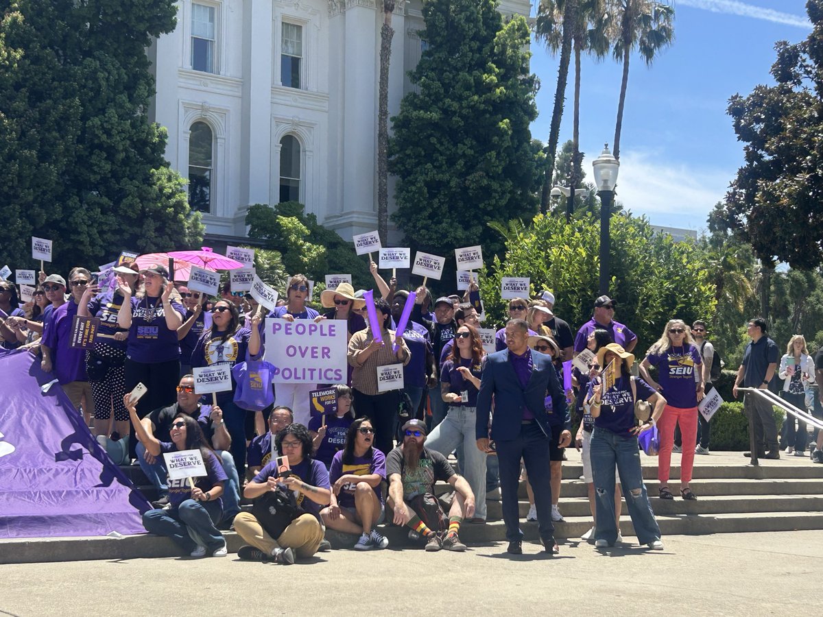 CaliforniaLabor's tweet photo. Today, @SEIU1000  took over the State Capitol  to send a message to the Governor to agree to a fair contract that includes wage increases that address increasing cost of living, improvements to healthcare, and telework protections! 

The @CaliforniaLabor movement stands with all of our state workers and will keep showing up in solidarity until they win the contract they deserve!