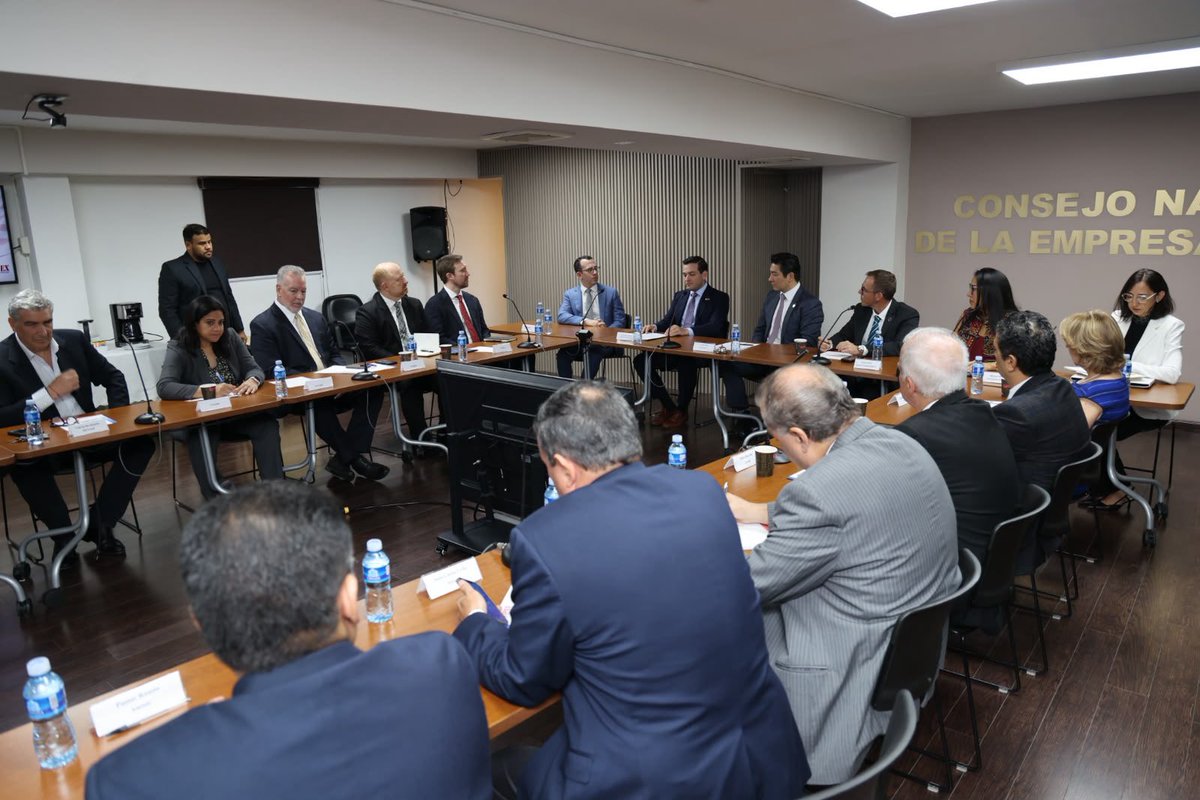 USAmbassadorPAN's tweet photo. Visité @ApexPanama para conversar sobre cómo fortalecer la relación económica entre EE.UU. y Panamá a través de un comercio justo y recíproco. También animé a los exportadores panameños a revisar cuidadosamente su exposición a la red comercial sancionada de Cuba y a mantenerse atentos al cumplimiento de las sanciones de EE.UU.

Continuar haciendo negocios con entidades cubanas designadas podría afectar su capacidad de acceder al mercado estadounidense.

Bajo el liderazgo del presidente Trump, estamos protegiendo a los trabajadores estadounidenses, promoviendo el comercio justo y fortaleciendo nuestro hemisferio a través de un comercio seguro y transparente.