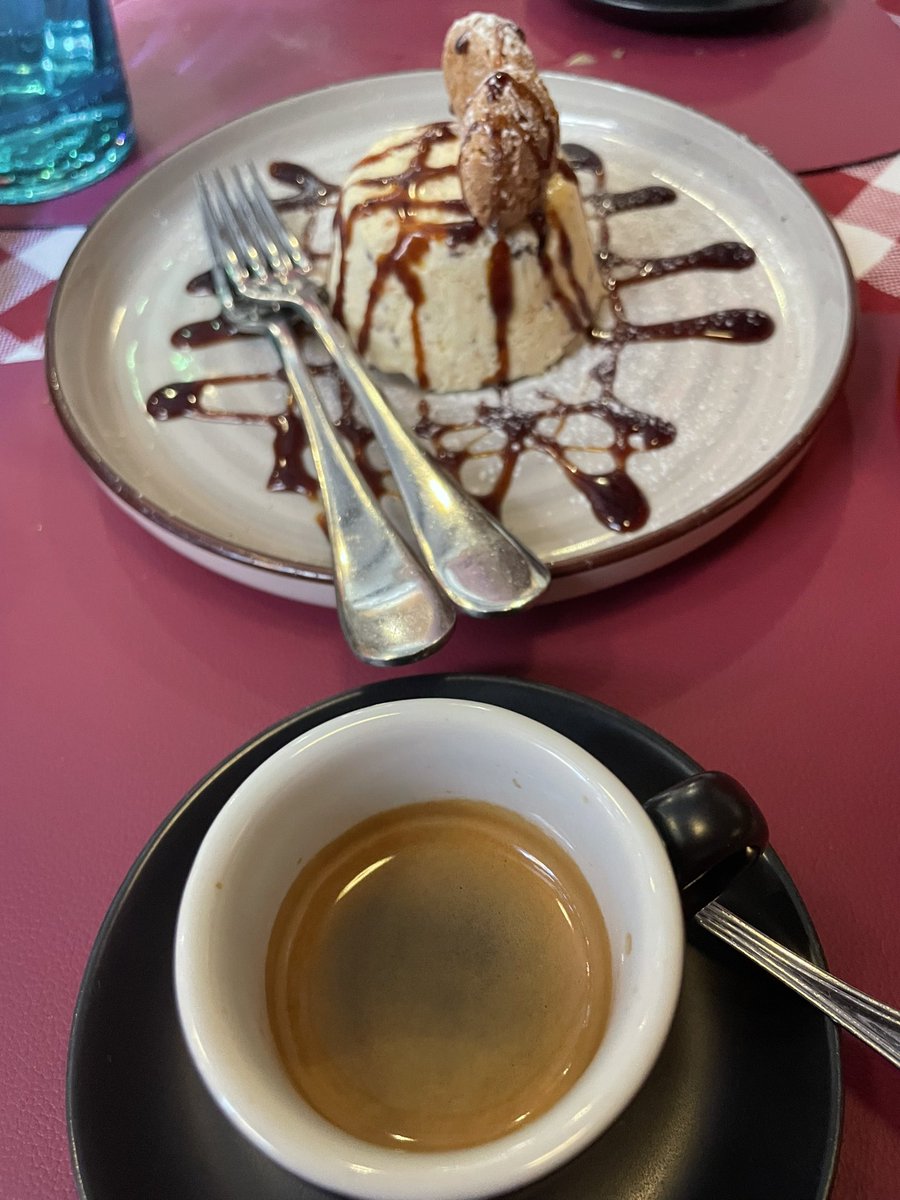 MariaAnnaStich's tweet photo. Nachtisch in Verona😋 https://t.co/KGpsI8Aur2