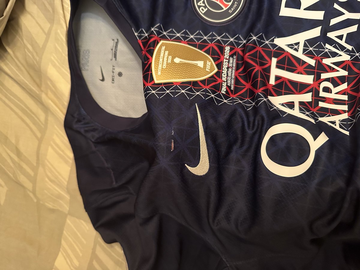 AltF456029629's tweet photo. Bon comme d’habitude le service @Fanatics @PSG_inside est catastrophique, après avoir commandé le maillot de la finale de ldc du PSG le 19/05/26 , je le reçois le 05/06/26 avec des trous dedans et le flocage abîmé,après un renvoi le support relance la commande (1/2) https://t.co/Gu13V3AOeb