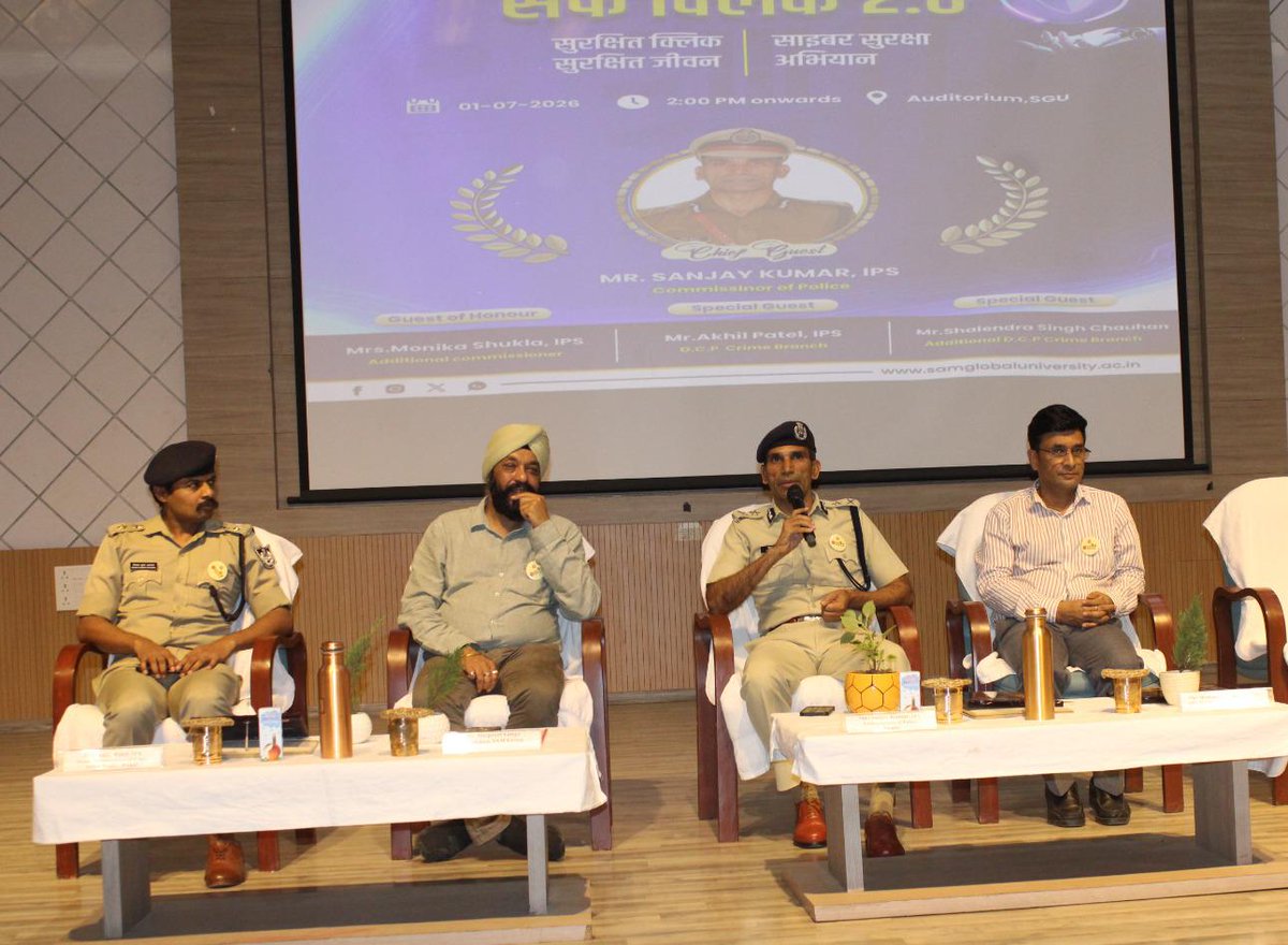CP_Bhopal's tweet photo. #SafeClick2.0अभियान के अंतर्गत CP श्री संजय कुमार द्वारा SAM ग्लोबल यूनिवर्सिटी में 500 से अधिक छात्रों को डिजिटल अरेस्ट,OTP फ्रॉड,फर्जी इन्वेस्टमेंट,जॉब व बैंक फ्रॉड से बचाव, यातायात अनुशासन और नशामुक्ति का संदेश दिया। https://t.co/84or1ni2HK
