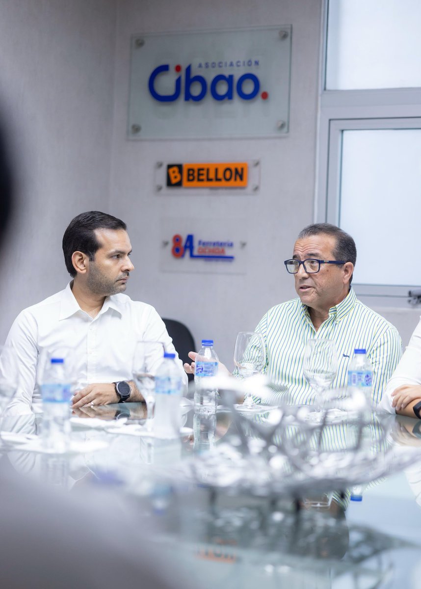 OmarLFernandez's tweet photo. Durante mi visita a Santiago, sostuve un excelente encuentro con la Asociación de Promotores y Constructores de Viviendas del Cibao (@aprocovici), escuchando de primera mano las inquietudes, desafíos y propuestas de un sector que constituye uno de los principales motores de nuestra economía, generador de empleos y oportunidades para miles de familias dominicanas.

Creo firmemente que quienes apuestan por la República Dominicana, invierten, generan riqueza y crean empleos merecen un Estado que acompañe su esfuerzo, no que lo obstaculice. Tenemos el reto de avanzar hacia una mayor eficiencia institucional, agilizar la permisología que hoy está impidiendo mayor inversión y ofrecer procesos más transparentes y predecibles.

Seguiremos impulsando un clima que incentive la inversión, fortalezca la seguridad jurídica y permita que el sector construcción continúe siendo un pilar del desarrollo y del crecimiento de nuestro país. 🇩🇴