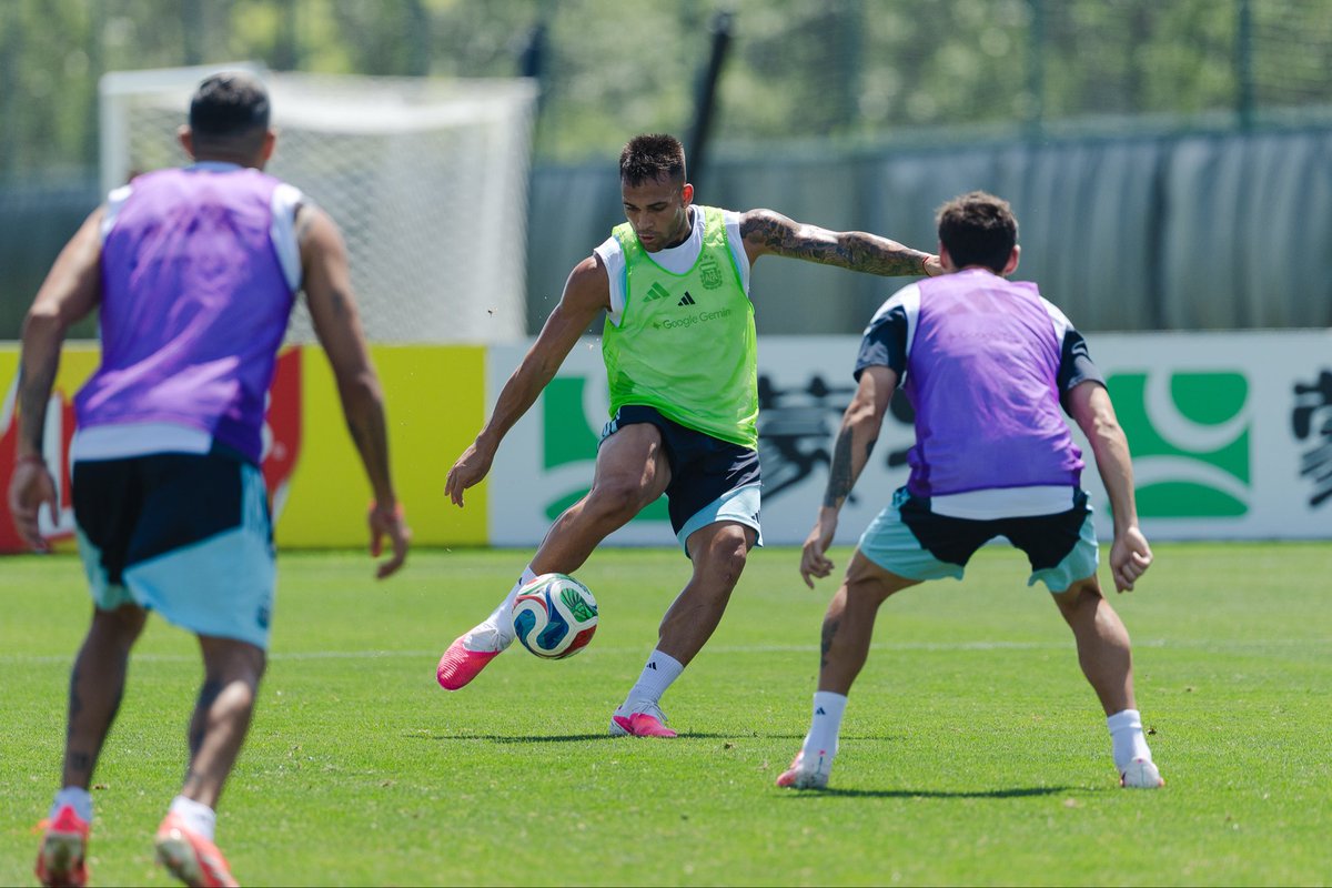 Argentina's tweet photo. #SelecciónMayor El equipo de Lionel Scaloni se entrenó esta mañana en #Kansas y por la tarde partirá rumbo a #Miami para completar su preparación de cara a los 16avos. de final de la Copa Mundial 2026. 

¡Juntos como siempre! 🇦🇷 https://t.co/O6e5nL3Y7p