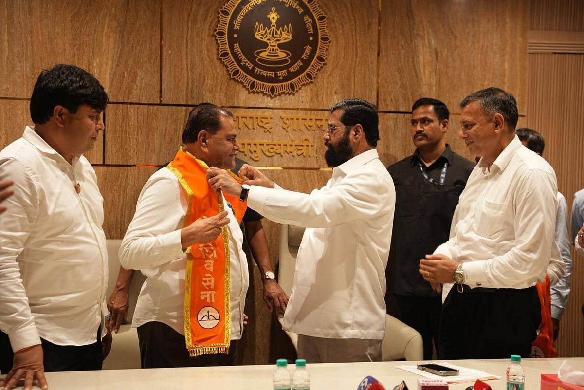 mieknathshinde's tweet photo. 📍 मुंबई |

#सोलापूर जिल्ह्यातील #माळशिरस नगरपंचायतीचे राष्ट्रवादी काँग्रेस शरद पवार गटाचे नगराध्यक्ष रघुनाथ चव्हाण तसेच उबाठा गटाचे शहराध्यक्ष अशोक देशमुख आणि #अमरावती जिल्ह्यातील पदाधिकाऱ्यांनी आज #शिवसेना पक्षात जाहीर प्रवेश केला. 

महायुती सरकारच्या विकासाभिमुख आणि लोकहिताच्या कामांवर समाजातील विविध घटकांचा विश्वास दिवसेंदिवस अधिक दृढ होत असून त्याचाच प्रत्यय दररोज होणाऱ्या पक्षप्रवेशातून मिळत आहे. आज शिक्षक मतदारसंघाचे आमदार ॲड.किरण सरनाईक यांनी शिवसेनेचे सहयोगी सदस्य म्हणून काम करण्याचा निर्णय घेतला आहे. शिक्षकांच्या न्याय्य मागण्या सोडविण्यासाठी सरकार कटिबद्ध असून उर्वरित प्रश्नांवरही लवकरच सकारात्मक निर्णय घेतला जाईल, अशी ग्वाही याप्रसंगी दिली. 

यावेळी आमदार ऍड.किरण सरनाईक यांच्या पुढाकाराने डॉ.कृष्णा वक्ते, नरेश जाधव, पुंडलिक रहाटे, मायावती खंडारे, गजानन यन्नरवार, प्रमोद ढोले, प्रवीण परेकार, रमण टेकाम, महेंद्र गायकवाड, अजय थूल, प्रमोद गेडाम यांच्यासह असंख्य सहकाऱ्यांनी शिवसेनेत प्रवेश केला. 

यासोबत मुंबईतील मुंबादेवी विधानसभेचे हमजा खान, अली खान, याया कुरेशी, उमेर खान, सोहेल सुभेदार, शामदेव कुमार, साहेब शेख यांनीही हाती भगवा झेंडा घेत शिवसेनेमध्ये जाहीर पक्षप्रवेश केला. या सर्वांचे पक्षात स्वागत करून भावी यशस्वी वाटचालीसाठी त्यांना शुभेच्छा दिल्या.

यावेळी विधान परिषद आमदार ऍड.किरण सरनाईक, शायना एन.सी., शिवसेना पदाधिकारी आणि शिवसैनिक मोठ्या संख्येने उपस्थित होते.

#Shivsena #Solapur #Amravati #Mumbai #EknathShinde #Maharashtra
@Shivsenaofc @ShainaNC
