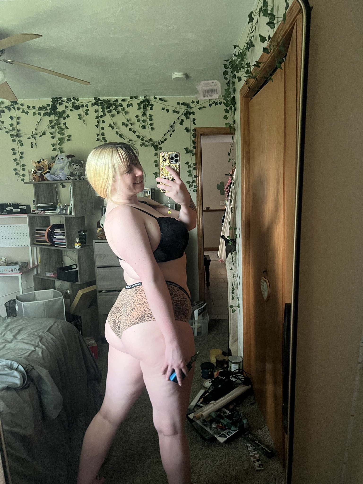 2 pic. I am feeling so ill with the weather I just want to have a good day pls send me good vibes I am going through it https://t.co/K2yb5pmlI9