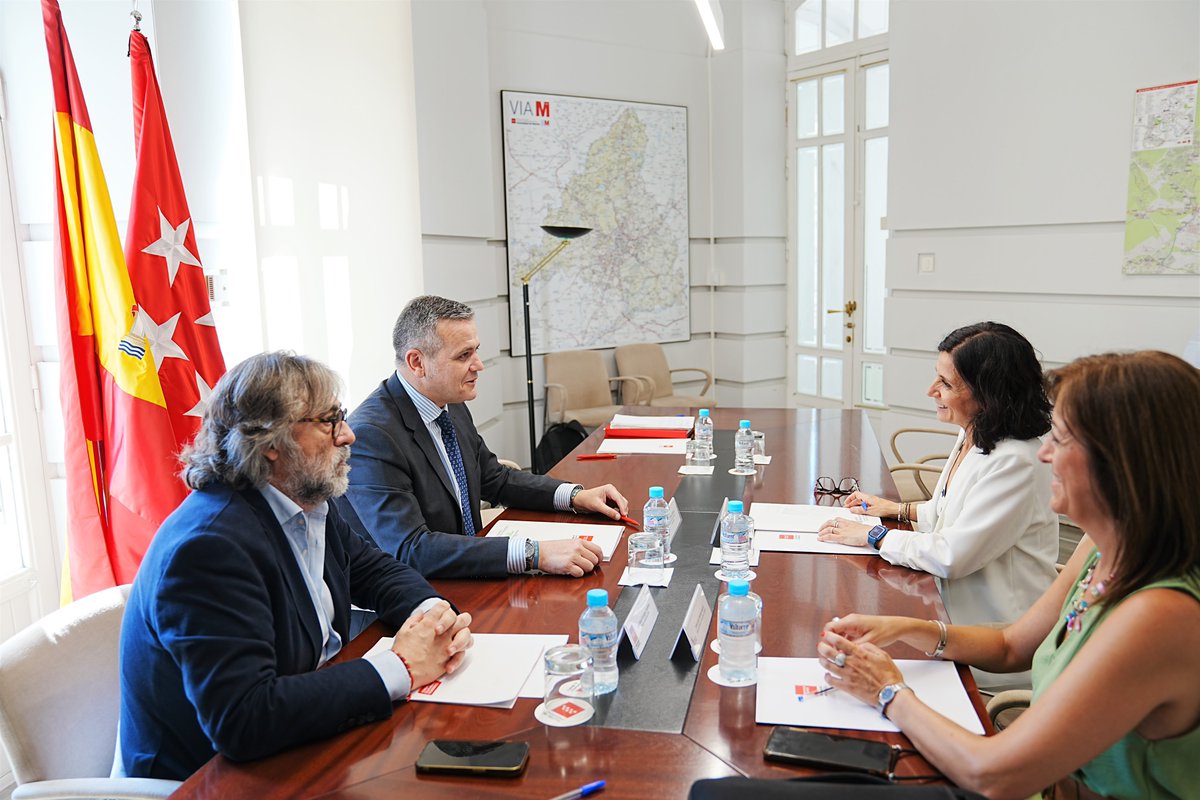 jorgerodrigodo's tweet photo. Hoy he tenido la oportunidad de felicitar en persona a @crissanchi, que ha asumido las competencias de transportes en @jcyl.

Juntos colaboraremos para mejorar la movilidad entre dos comunidades vecinas y con grandes proyectos en común. https://t.co/NrhXw5PPhv