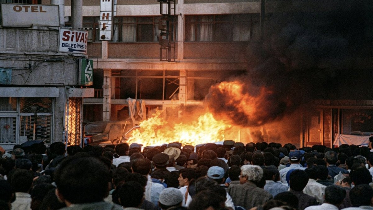 Tarihbilig's tweet photo. 2 TEMMUZ 1993 | Sivas'ta yaşanan ve Türk kültür hayatından değerli şair, yazar ve halk ozanlarımızın da aralarında bulunduğu 35 insanımızın hayatını kaybetmesiyle sonuçlanan Madımak Oteli katliamının yıl dönümü. Tanrı, Türk milletine bir daha böyle bir acı yaşatmasın. https://t.co/bixnrdSBTI