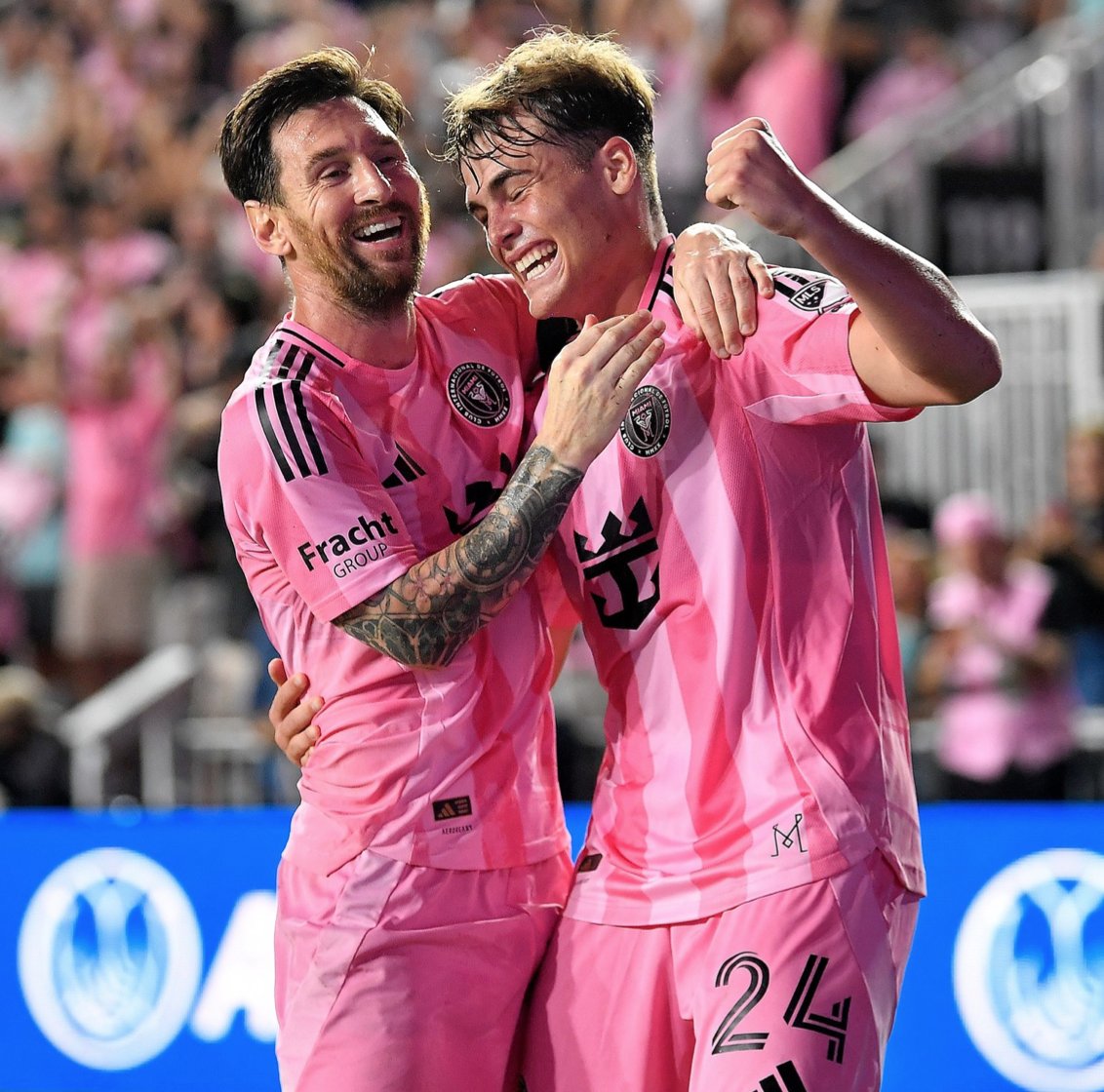 messi10_rey's tweet photo. Mateo Silvetti🇦🇷🗣️: Es un orgullo jugar con Messi, compartir un: Buen día, unos mates, eso hace que lo admire tanto porque se muestra sencillo como él es, y siendo la persona quien es, NUNCA pasa el lado y NO te saluda, cosas que uno siendo fanático o idolatrandolo tanto son cosas simples que uno lo agradece.

Leo es un idolo en todo sentido tanto afuera y dentro de la cancha, esa sencillez y uno viéndolo en el día a día tambien te lo demuestra con el ejemplo, él es como uno mas.