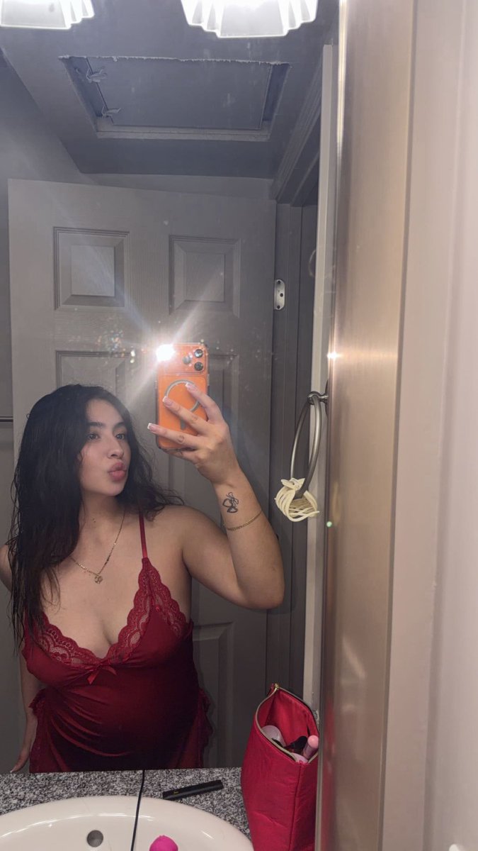 thefavcouple11's tweet photo. Bored in the house 🫣

(Dm me if you'd like to buy content, our onlyfans should be up in the next couple of days!)

#latina #curvylatina #sellingcontent #mami #sexy https://t.co/L4WaoDdiCT
