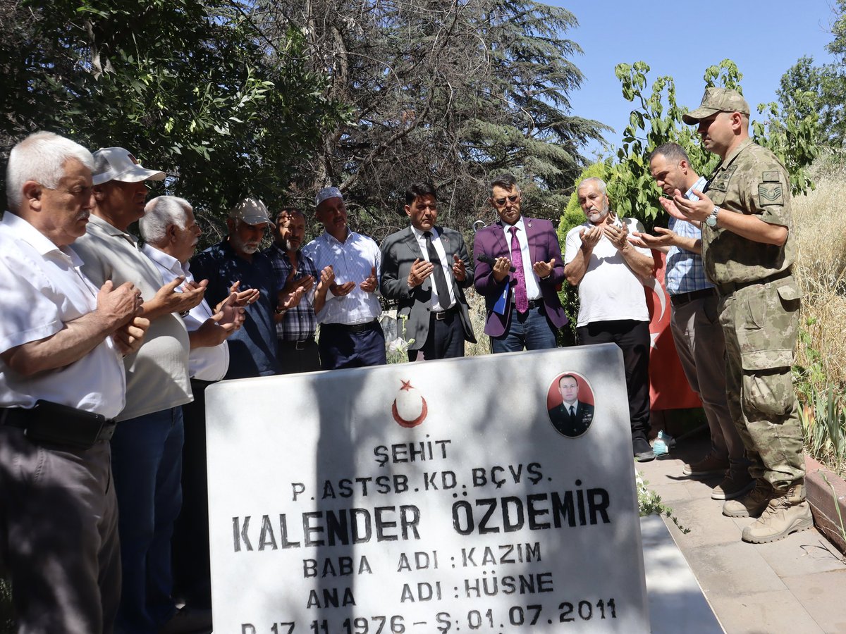 RifatOcal71's tweet photo. 01 Temmuz 2011 tarihinde Hakkâri ili Çukurca ilçesi Yeşiltepe mevkiinde pkk terör örgütü  ile çıkan çatışmada şehit olan Piyade Astsubay Kıdemli Başçavuş Kalender Özdemir kardeşimiz şahadetinin 15.yılında Hasandede köy mezarlığında kabri başında anıldı. https://t.co/Gw3upfjEII