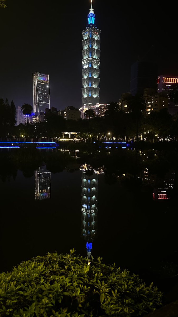 LinMinnieLife's tweet photo. 空から降り注ぐ台北の夜空🌃
散歩の夜、通りかかった公園で、湖の水面に映るこの街🏙️ https://t.co/PSz5cKAZI7